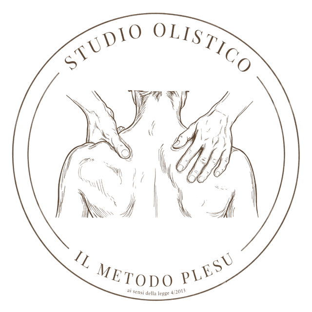 Il sigillo dello studio: due mani appoggiate sulle spalle di una persona, con le scritte Studio olistico e Il Metodo Plesu