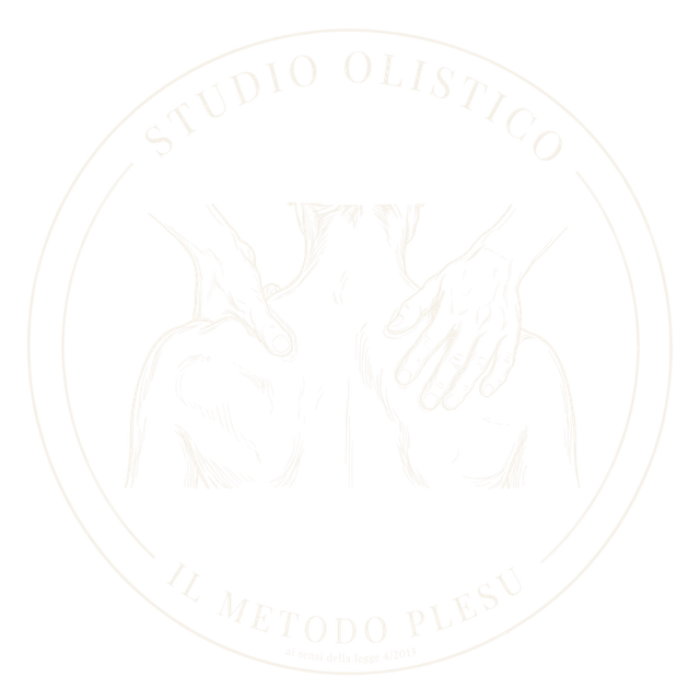 Il sigillo dello studio: due mani appoggiate sulle spalle di una persona, con le scritte Studio olistico e Il Metodo Plesu